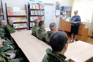 Заведующая библиотекой Ирина Трошкина рассказывает об истории праздника
