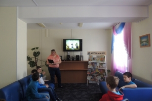 Заведующая библиотекой Ирина Никанова рассказывает историю появления телевидения