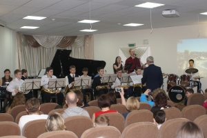 Оркестр "Junior Band" (руководитель Кожев А.П.), солисты Гафтон Анастасия и Черногорский Федор