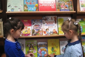 У книжной выставки.