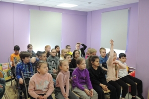 Ребята из летнего школьного лагеря
