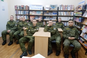 Военнослужащие слушают о подвиге жителей осажденного Ленинграда