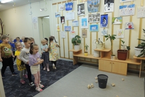 Ребята играют в «снежки»
