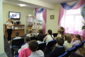 Библиотекарь Евгения Валерьевна рассказывает ребятам о дарах природы Заполярья