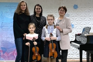На мастер-классе Минаковой Ю.В. - Адриана Егорова и Надежда Афонина с преп. Чижевской Н.И., конц. Кашицыной Е.Ю.