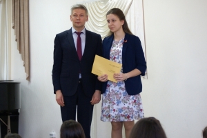 Вручение паспорта на инструмент заместителю директора ДШИ п. Североморск-3 Карышевой Е.И. 