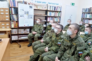 Военнослужащие смотрят документальный фильм «Блокада»