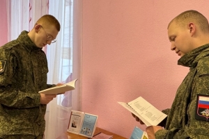 У книжной подборки