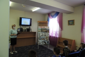 Библиотекарь Евгения Валерьевна рассказывает историю города Североморска