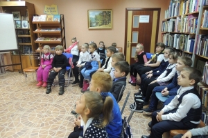 Ребята слушают рассказ библиотекаря