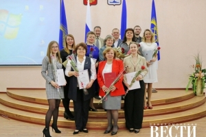 Начальник УКСМПиМС Кругляк З.М. с преподавателями ДМШ и. Э.С. Пастернак г. Североморск