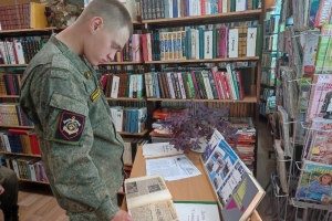 Военнослужащие рассматривают фотоальбомы
