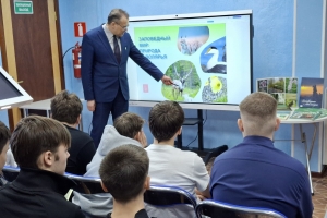 В роли спикера выступил начальник отдела мониторинга и развития ООПТ Дирекции особо охраняемых природных территорий регионального значения Мурманской области Петров В.Н.