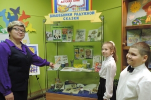 Экскурсию проводит заведующая Североморской детской библиотекой № 2 Лариса Ларинина.