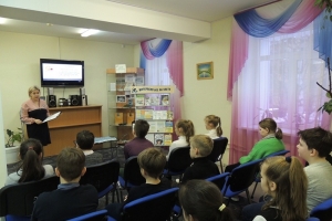 Библиотекарь Евгения Валерьевна рассказывает ребятам, какие существуют опасности в сети интернет
