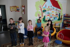 Ребята участвуют в конкурсе - разминке «Доскажи словечко»