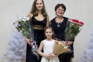 Адриана Егорова с преподавателем Чижевской Н.И. и концертмейстером Кашицыной Е.Ю. 
