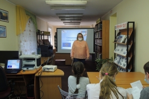 Заведующая библиотекой Ирина Никанова знакомит участников квиза с правилами игры