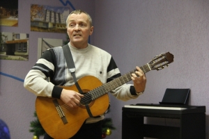 Выступает композитор, бард, участник клуба авторской песни «Пять углов» Александр Базанов