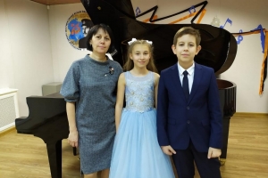 Красникова Надежда и Суворов Федор (фортепиано) с преподавателем Хомичко Г.Я. 