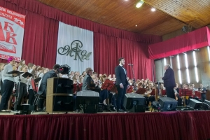 Сводный хор учащихся детских школ искусств Мурманской области и студентов Мурманского колледжа искусств в сопровождении оркестра народных инструментов (солист Семен Сафаров) 