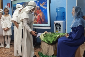 Сцена из спектакля «Дар неземной» – пастухи у колыбели  Христа