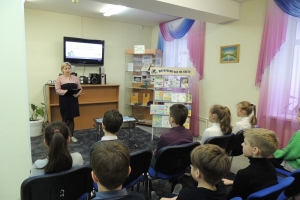 Библиотекарь Евгения Валерьевна рассказывает ребятам историю появления интернета