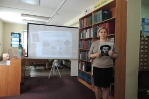 Библиотекарь Евгения Валерьевна знакомит ребят с биографией А.С. Пушкина