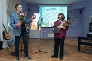 Илья Виноградов вручает медаль Анастасии Герасенко