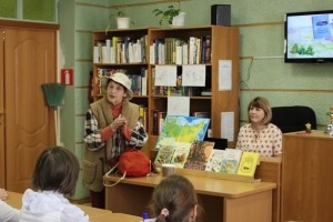 «Лесовичок» - библиотекарь Галина Зверинцева.