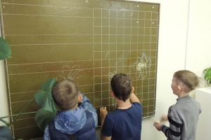 Мальчишки рисуют символ праздника - РОМАШКУ