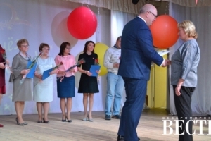 Глава ЗАТО г. Североморск Евменьков В.В. награждает преподавателя ДМШ Подоровскую Е.А. 