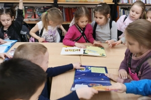 Просмотр книг с выставки