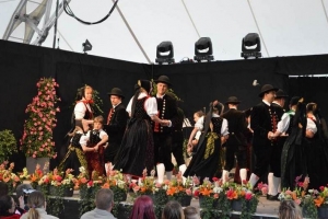 Танец жителей Шварцвальда в национальных костюмах 