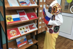Участница акции знакомится с выставкой