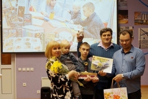 В.В. Стрекаловский награждает семью Малышко.