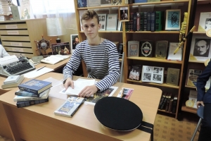 Роль В. Пикуля исполняет Максим Бородин, учащийся СШ №10.