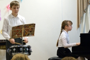 Инструментальный дуэт: Константин Грачёв (малый барабан), Алина Сергеева (фортепиано)