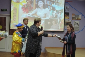 Подарок семье Осиповых-Григоренко-Лазарук в номинации «Самая читающая семья» вручает депутат Совета депутатов ЗАТО г. Североморск Чеботарь В.В., с приветственным словом выступает заместитель председателя Совета депутатов ЗАТО г. Североморск Козинский И.В.