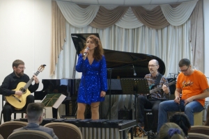 Ансамбль преподавателей: Маргарита Герасименко (вокал), Михаил Семяшкин (гитара), Юрий Валиев (бас-гитара), Андрей Шурбак (кахон).