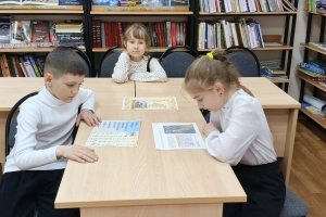 Учащиеся активно рассматривают книги о славянской письменности