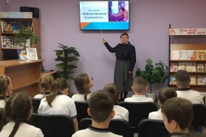 Мероприятие проводит заведующая библиотекой Ларинина Лариса 