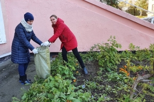 Сотрудники библиотечной системы на экологическом субботнике