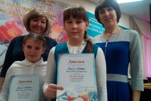 Альмира Анисимова и Полина Семёнова ( преподаватель Десяткова И.С. и концертмейстер Копылова О.И.)