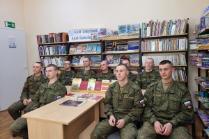 Военнослужащие срочной службы внимательно слушают рассказ о Великой Отечественной войне
