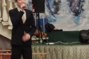 Учащийся гимназии №1 Илья Черный исполняет песню «Букет»