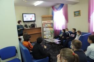  Ребята знакомятся с дорожными знаками