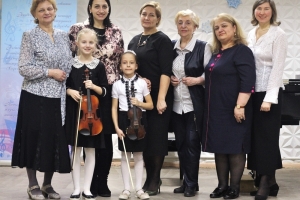 Маргарита Шадрунова и Варвара Нижник с преподавателями и концертмейстерами ДМШ на мастер-классе Минаковой Ю.В.