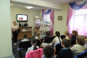 Прочтение библиотекарем стихотворения об осени «Листопад» И. Бунина