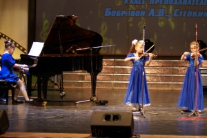 Инструментальный ансамбль: Маргарита Шадрунова, Елизавета Власова (скрипка), Ксения Сафонова (фортепиано)